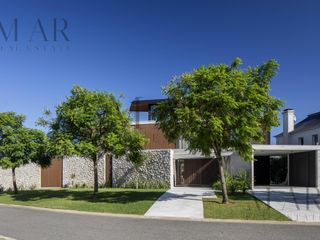 Foto 2 de Casa en Venta en El Golf, Nordelta con salida al lago