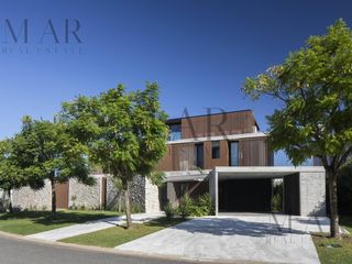 Foto 1 de Casa en Venta en El Golf, Nordelta con salida al lago