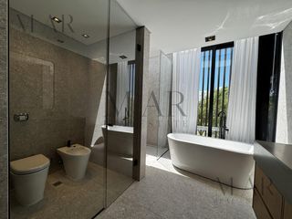 Foto 15 de Casa en Venta en El Golf, Nordelta con salida al lago