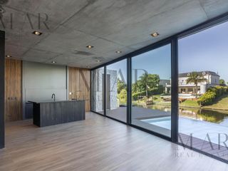 Foto 4 de Casa en Venta en El Golf, Nordelta con salida al lago