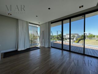 Foto 12 de Casa en Venta en El Golf, Nordelta con salida al lago