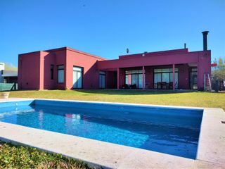 Foto 1 de VENTA Casa con piscina barrio cerrado en Campos de Roca I