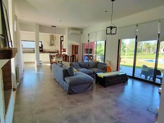 Foto 12 de VENTA Casa con piscina barrio cerrado en Campos de Roca I