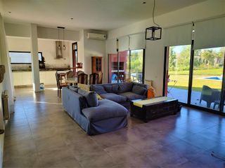 Foto 11 de VENTA Casa con piscina barrio cerrado en Campos de Roca I
