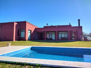 Foto 6 de VENTA Casa con piscina barrio cerrado en Campos de Roca I