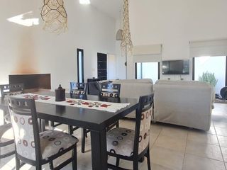 Foto 14 de Excepcional Casa de Una Planta con Amplios Espacios y Comodidades- En Venta