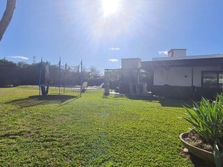 Foto 7 de Excepcional Casa de Una Planta con Amplios Espacios y Comodidades- En Venta