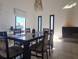 Foto 16 de Excepcional Casa de Una Planta con Amplios Espacios y Comodidades- En Venta
