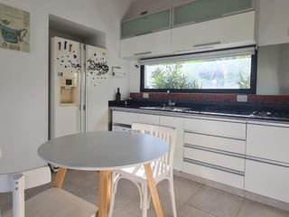 Foto 18 de Excepcional Casa de Una Planta con Amplios Espacios y Comodidades- En Venta