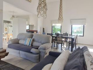 Foto 13 de Excepcional Casa de Una Planta con Amplios Espacios y Comodidades- En Venta