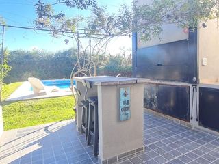 Foto 11 de Excepcional Casa de Una Planta con Amplios Espacios y Comodidades- En Venta