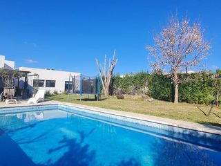 Foto 1 de Excepcional Casa de Una Planta con Amplios Espacios y Comodidades- En Venta