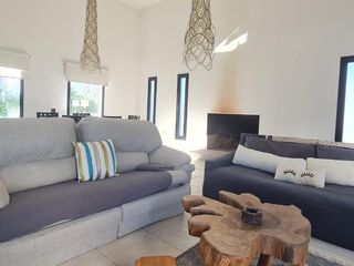 Foto 15 de Excepcional Casa de Una Planta con Amplios Espacios y Comodidades- En Venta