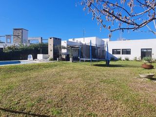 Foto 3 de Excepcional Casa de Una Planta con Amplios Espacios y Comodidades- En Venta