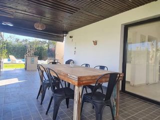 Foto 10 de Excepcional Casa de Una Planta con Amplios Espacios y Comodidades- En Venta