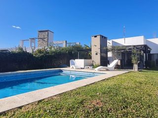 Foto 2 de Excepcional Casa de Una Planta con Amplios Espacios y Comodidades- En Venta