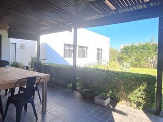 Foto 12 de Excepcional Casa de Una Planta con Amplios Espacios y Comodidades- En Venta