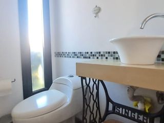 Foto 32 de Excepcional Casa de Una Planta con Amplios Espacios y Comodidades- En Venta