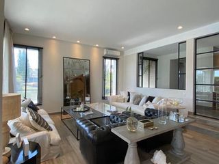 Foto 5 de Casa en Venta en Santa Barbara con 4 Cuartos en Suite, a la laguna