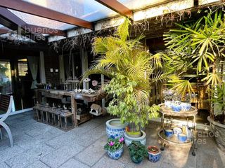 Foto 6 de Venta. Casa 7 ambientes con parque en Gonnet.