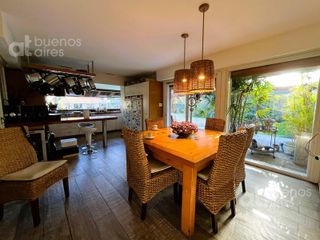 Foto 9 de Venta. Casa 7 ambientes con parque en Gonnet.