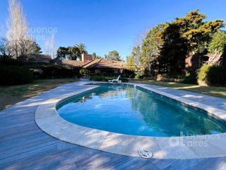 Foto 20 de Venta. Casa 7 ambientes con parque en Gonnet.