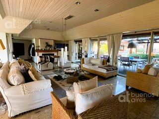 Foto 3 de Venta. Casa 7 ambientes con parque en Gonnet.