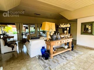 Foto 2 de Venta. Casa 7 ambientes con parque en Gonnet.