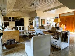Foto 4 de Venta. Casa 7 ambientes con parque en Gonnet.