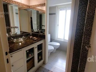 Foto 16 de Venta. Casa 7 ambientes con parque en Gonnet.
