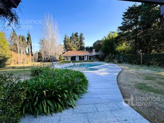 Foto 19 de Venta. Casa 7 ambientes con parque en Gonnet.
