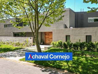 Foto 1 de Casa en venta doble lote al agua totalmente remodelada en Barrio Santa Maria de Tigre