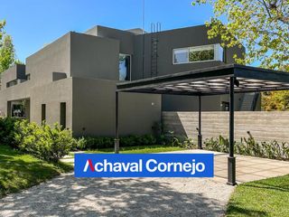 Foto 2 de Casa en venta doble lote al agua totalmente remodelada en Barrio Santa Maria de Tigre