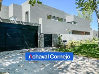 Foto 5 de Casa en venta doble lote al agua totalmente remodelada en Barrio Santa Maria de Tigre