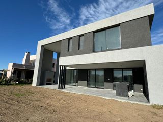 Foto 29 de San Matías | Venta | Importante casa a laguna a estrenar en área 5
