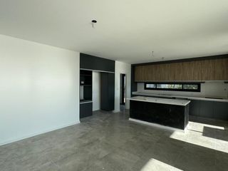 Foto 6 de San Matías | Venta | Importante casa a laguna a estrenar en área 5