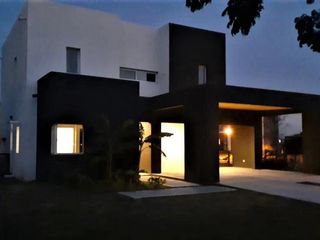 Foto 4 de VENTA CON RENTA, CASA en El Canton - Escobar IMPECABLE