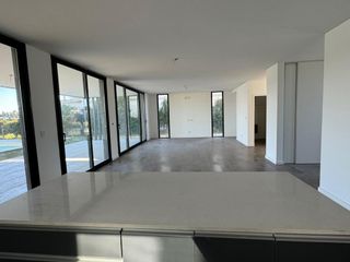 Foto 3 de San Matías - Área 1 | Venta | Casa moderna a la laguna, de 5 amb con pileta