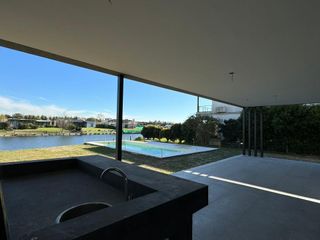 Foto 2 de San Matías - Área 1 | Venta | Casa moderna a la laguna, de 5 amb con pileta