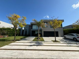 Foto 1 de Casa al Golf en el Barrio El Golf. Nordelta