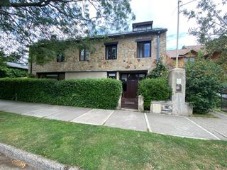 Foto 1 de Espléndida Casa moderna en pleno centro 260 m2 - San Martin De Los Andes