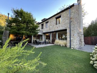 Foto 2 de Espléndida Casa moderna en pleno centro 260 m2 - San Martin De Los Andes