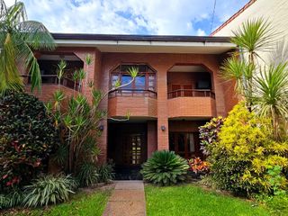 Foto 1 de Importante casa de 5 dormitorios en VENTA en lote de 832 m2, zona Parque Guillermina, SMT