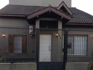 Foto 2 de VENTA - Apta Crédito - Casa 4 dormitorios - De Vicenzo Grande