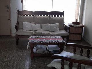 Foto 1 de Casa en venta - 2 Dormitorios 1 Baño - Cochera - 300Mts2 - Ringuelet