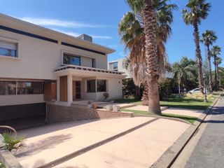 Foto 1 de Alquiler Casa 4 dormitorios Amueblada con cochera - San Marino, Funes Hills, Funes