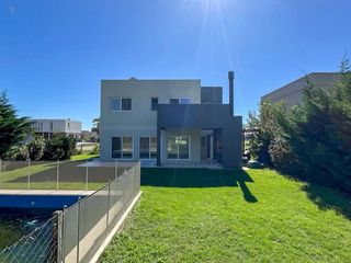 Foto 1 de Casa en venta con renta, 4 ambientes, 3 dormitorios, Barrio Acacias/Puertos