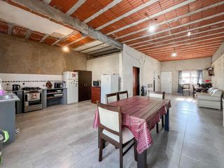 Foto 11 de Casa en venta - 1 Dormitorio 1 Baño - Cochera - 300Mts2 - La Plata