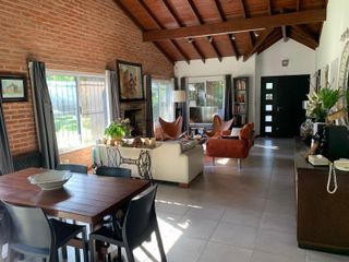 Foto 1 de Casa en Venta 5 amb. con Jardín, Piscina, Dep. Serv. Separada