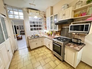 Foto 5 de Importante casa de 5 dormitorios sobre Av. Mate de Luna al 2100, zona Parque Avellaneda